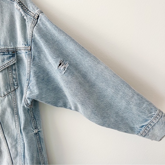 AE Oversized Boyfriend Denim Jacket Distressed Light Wash Women’s Size Small - Picture 5 of 15